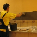 Поставяне на плочки между горни и долни кухненски шкафове 